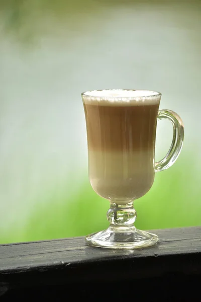 Caffè Caldo Sulla Terrazza Estiva Tempo Caldo Tazza Latte Macchiato — Foto Stock