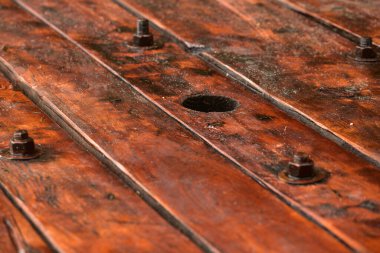 Kırmızı lekeli koyu siyah tahta arka plan. Yağmurdan sonra eski ıslak ahşap desen. Yağmur üstüne ahşap doku. Tasarımcılar için arkaplan