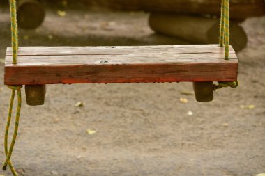 Parkta ahşap salıncak. Çocuk parkında boş tahta salıncak.