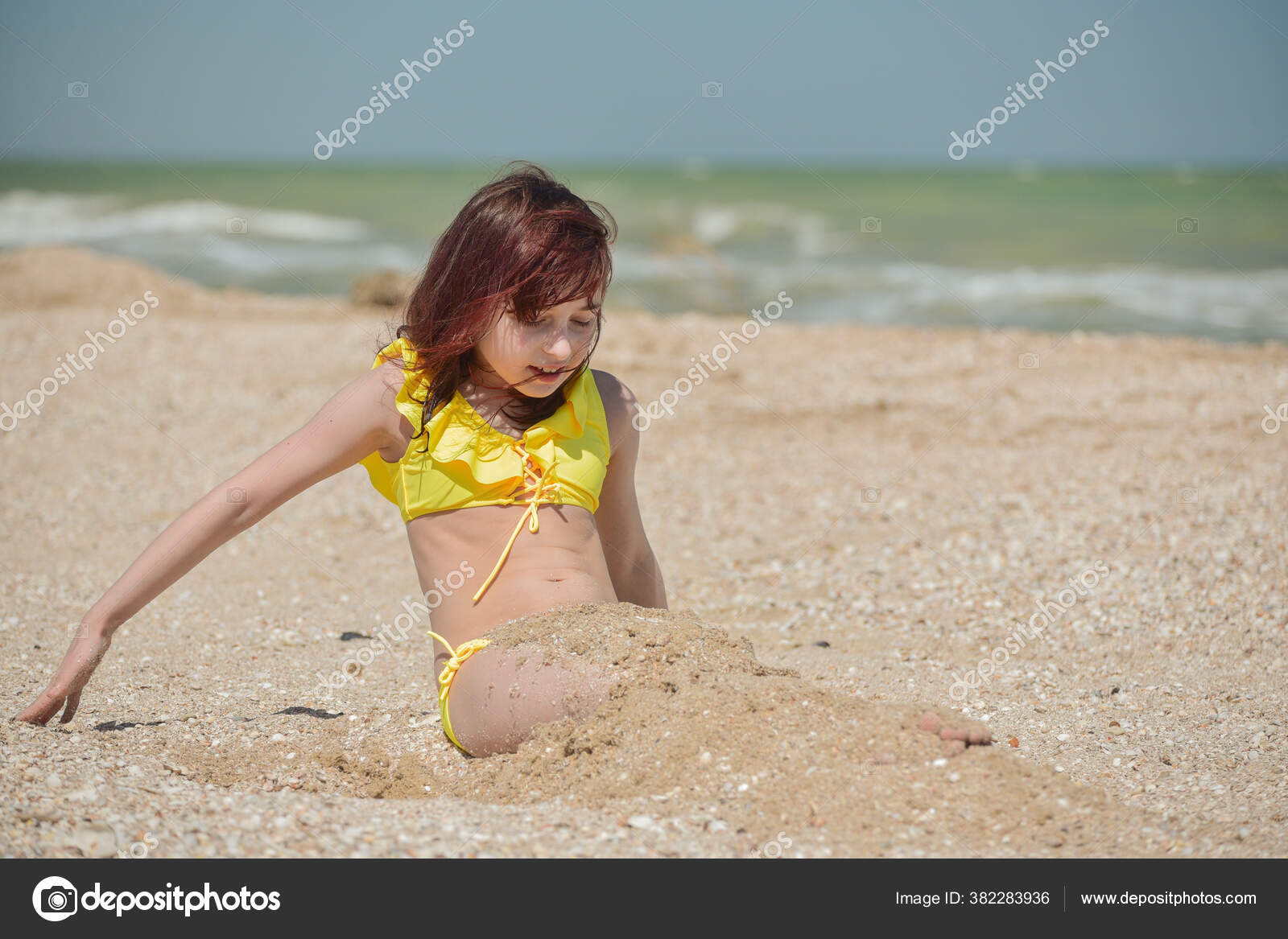 Menina de 10 anos no mar. retrato de um adolescente. garota de