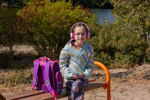 Μαθήτρια Σακίδιο Στα Ακουστικά Στο Πάρκο Μια Μαθήτρια Ροζ Ακουστικά — Φωτογραφία Αρχείου