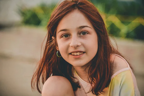 Adolescente Anos Rua Menina Passeio Rua Uma Camiseta Menina Com — Fotografia de Stock