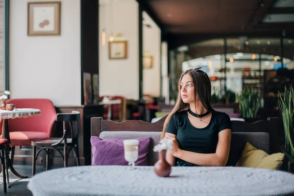 Kvinna Dricker Kaffe Morgonen Restaurang Mjuk Fokus Leende Söt Flicka — Stockfoto