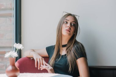 Neşeli bayan keyfine bak ve rahatla. Kafedeki kız. Esmer portresi. Siyah elbiseli kız..