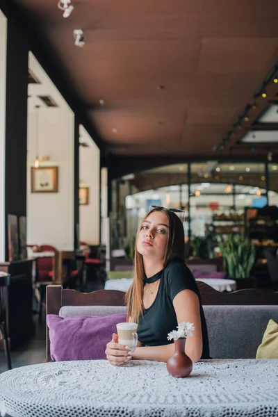 Frau Trinkt Kaffee Morgen Restaurant Weichen Fokus Hübsches Mädchen Mit — Stockfoto
