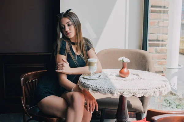 Donna Che Beve Caffè Mattino Ristorante Soft Focus Bella Ragazza — Foto Stock