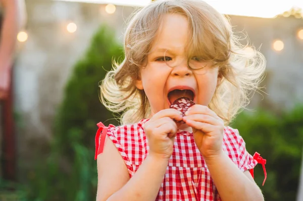 Girl Eating Sausage Family Barbeque Years Old Girl Eats Sausage — Stock Photo, Image