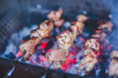 Salamura edilmiş şiş mangal ızgarasında mangal yapmaya hazırlanıyor. Şiş kebap ya da Şiş kebap Doğu Avrupa 'da popüler. Barbekü ızgarasında Shashlyk Biftek Kebabı. kebap.