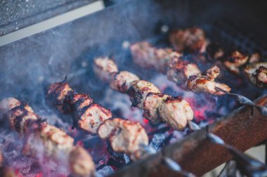 Salamura edilmiş şiş mangal ızgarasında mangal yapmaya hazırlanıyor. Şiş kebap ya da Şiş kebap Doğu Avrupa 'da popüler. Barbekü ızgarasında Shashlyk Biftek Kebabı. kebap.