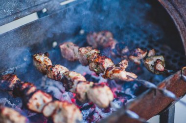 Salamura edilmiş şiş mangal ızgarasında mangal yapmaya hazırlanıyor. Şiş kebap ya da Şiş kebap Doğu Avrupa 'da popüler. Barbekü ızgarasında Shashlyk Biftek Kebabı. kebap.
