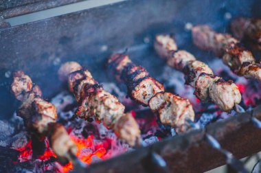 Salamura edilmiş şiş mangal ızgarasında mangal yapmaya hazırlanıyor. Şiş kebap ya da Şiş kebap Doğu Avrupa 'da popüler. Barbekü ızgarasında Shashlyk Biftek Kebabı. kebap.