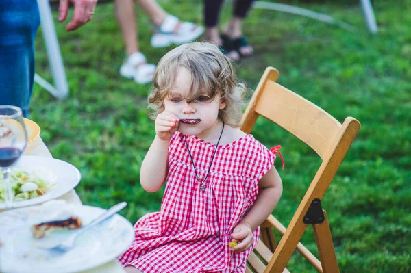 Meisje Eet Worst Bij Family Barbeque Een Meisje Van Twee — Stockfoto