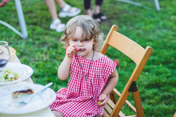 Meisje Eet Worst Bij Family Barbeque Een Meisje Van Twee — Stockfoto