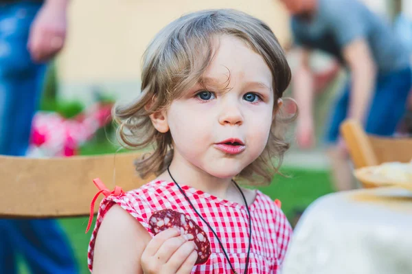 Meisje Eet Worst Bij Family Barbeque Een Meisje Van Twee — Stockfoto