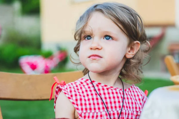 Mädchen Essen Wurst Grill Der Familie Jähriges Mädchen Isst Wurst — Stockfoto