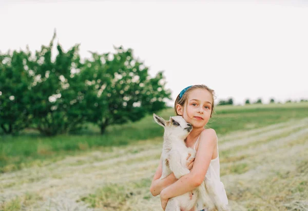 Menina Com Cabra Bebê Fazenda Livre Amor Cuidado Animais Aldeia — Fotografia de Stock