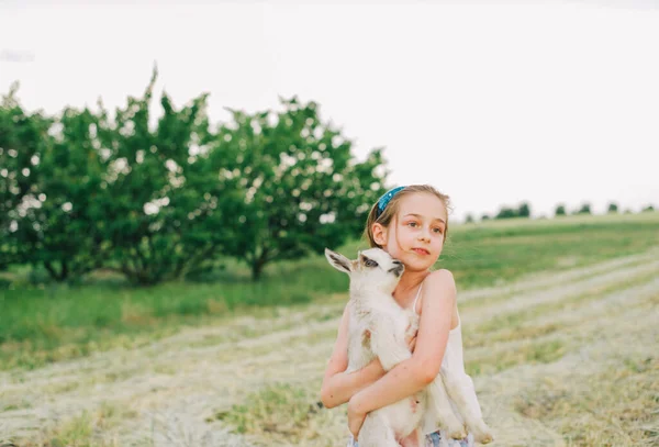 Fata Capră Fermă Aer Liber Iubire Grijă Animale Din Sat — Fotografie, imagine de stoc