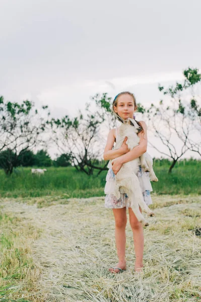 Chica Con Cabra Bebé Granja Aire Libre Amor Cuidado Animales — Foto de Stock