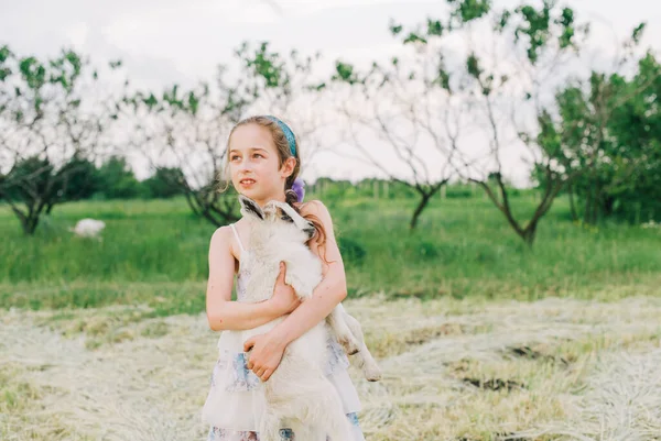 Chica Con Cabra Bebé Granja Aire Libre Amor Cuidado Animales — Foto de Stock