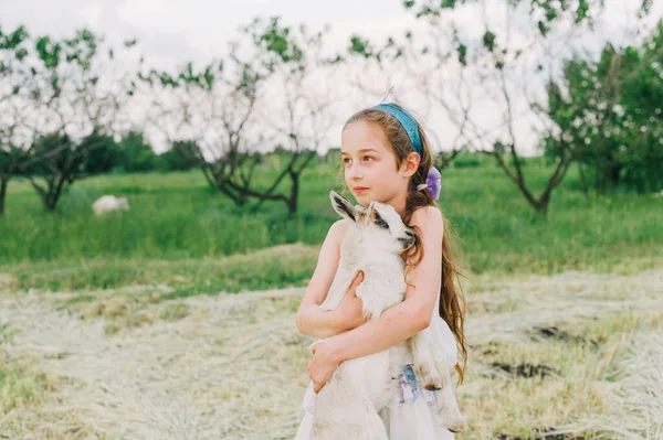 Dziewczyna Kozłem Farmie Miłość Troska Wiejskie Zwierzęta Szczęśliwe Dziecko Przytula — Zdjęcie stockowe