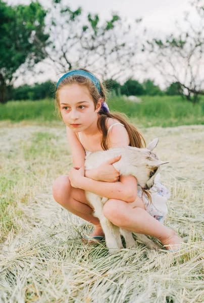 Menina Com Cabra Bebê Fazenda Livre Amor Cuidado Animais Aldeia — Fotografia de Stock