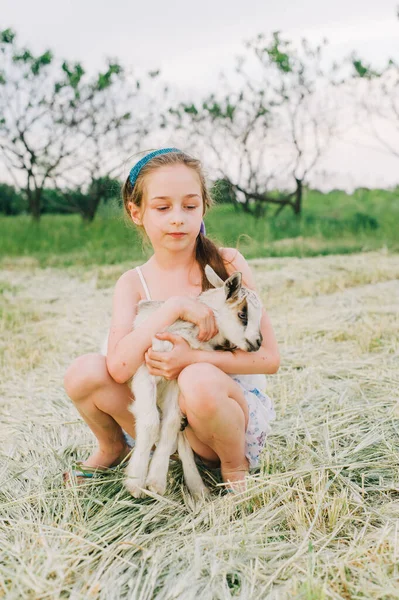 Menina Com Cabra Bebê Fazenda Livre Amor Cuidado Animais Aldeia — Fotografia de Stock