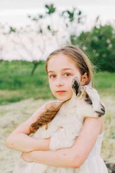 Çiftlikte Keçi Yavrusu Olan Bir Kız Sevgi Ilgi Köy Hayvanları — Stok fotoğraf