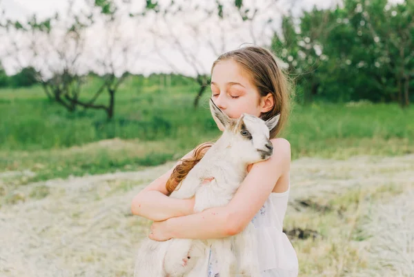 Menina Com Cabra Bebê Fazenda Livre Amor Cuidado Animais Aldeia — Fotografia de Stock