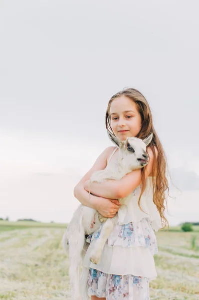 Mädchen Mit Ziegenbaby Auf Bauernhof Freien Liebe Und Fürsorge Dorftiere — Stockfoto