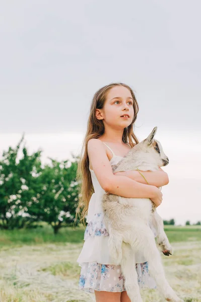 Mädchen Mit Ziegenbaby Auf Bauernhof Freien Liebe Und Fürsorge Dorftiere — Stockfoto
