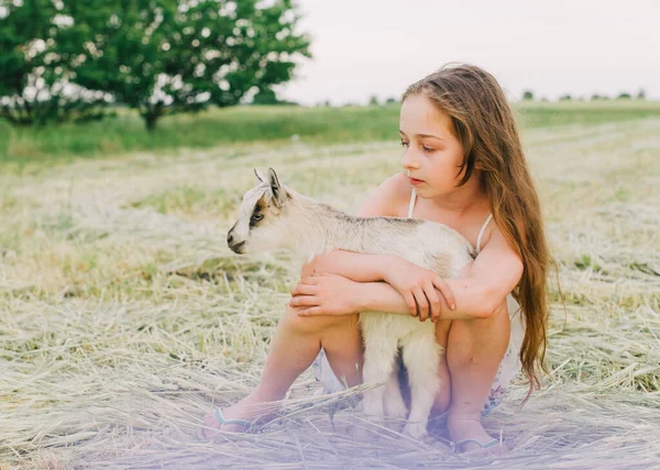 Menina Com Cabra Bebê Fazenda Livre Amor Cuidado Animais Aldeia — Fotografia de Stock
