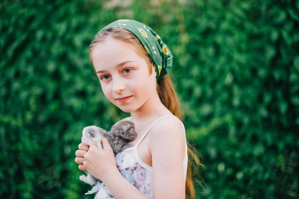 赤ちゃん猫を抱えている子供 子供とペット 夏の庭でかわいい子猫を抱いている女の子 子供連れの家庭内動物 ペットを飼っている子供たち 女の子と子猫 — ストック写真