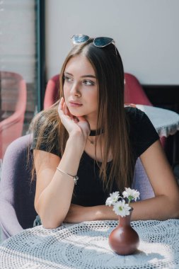 Neşeli bayan keyfine bak ve rahatla. Kafedeki kız. Esmer portresi. Siyah elbiseli kız..