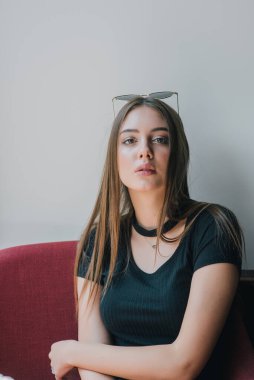 Neşeli bayan keyfine bak ve rahatla. Kafedeki kız. Esmer portresi. Siyah elbiseli kız..