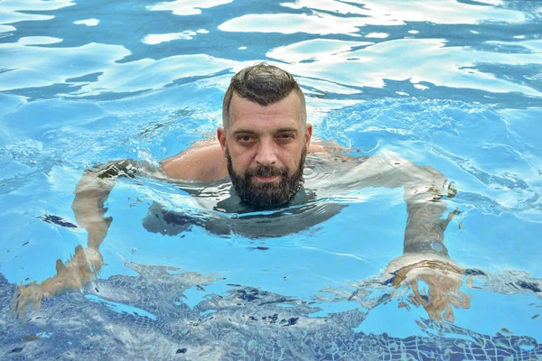 Hombre Barbudo Nadando Una Piscina Hombre Con Barba Piscina Hombre —  Fotos de Stock