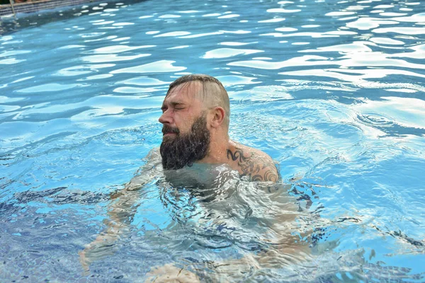 Hombre Barbudo Nadando Una Piscina Hombre Con Barba Piscina Hombre —  Fotos de Stock