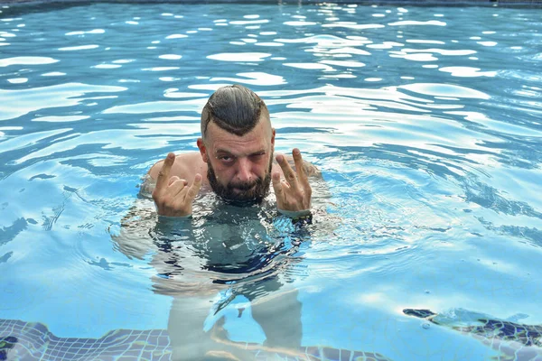 Hombre Barbudo Nadando Una Piscina Hombre Con Barba Piscina Hombre —  Fotos de Stock