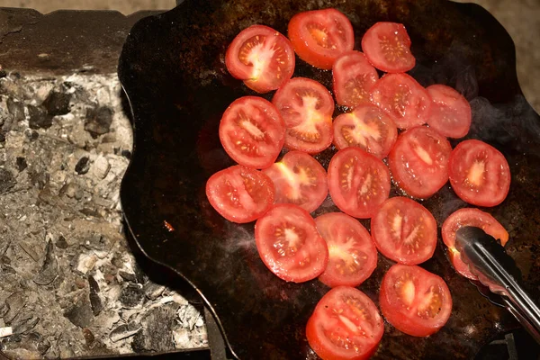 Grill Paradicsom Grillezett Zöldség Paradicsom Tűzön Egy Serpenyőben Zöldségek — Stock Fotó