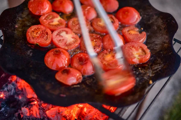Τομάτα Σχάρας Ψητά Λαχανικά Ντομάτες Στη Φωτιά Ένα Τηγάνι Λαχανικά — Φωτογραφία Αρχείου