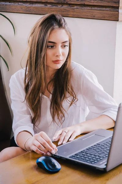 Tânără Frumoasă Femeie Afaceri Care Lucrează Laptop Fată Frumoasă Într — Fotografie, imagine de stoc