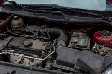 Kaputu açık kırmızı araba. Kırmızı araba kaputu açık. Otomatik onarım