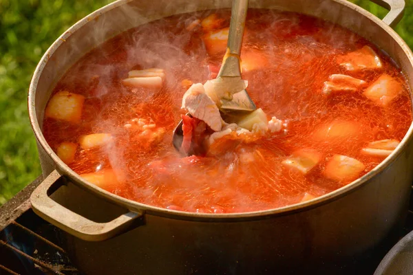 Cast Iron Cauldron Soup Stake Courtyard Summer Day Dinner Fresh — Stock Photo, Image