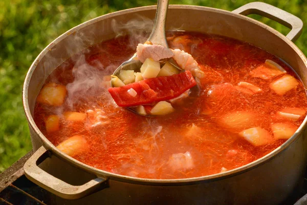 Cast Iron Cauldron Soup Stake Courtyard Summer Day Dinner Fresh — Stock Photo, Image