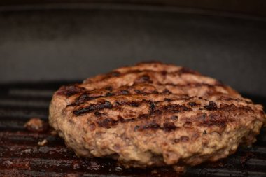 Sebze ve biftekten yapılmış hamburgerler. Ev yapımı hamburgerler. Ev yapımı yemek. Yemek fotoğrafı.