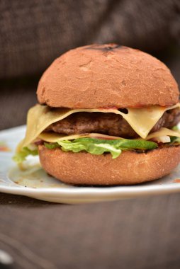 Sebze ve biftekten yapılmış hamburgerler. Ev yapımı hamburgerler. Ev yapımı yemek. Yemek fotoğrafı.