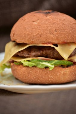 Sebze ve biftekten yapılmış hamburgerler. Ev yapımı hamburgerler. Ev yapımı yemek. Yemek fotoğrafı.