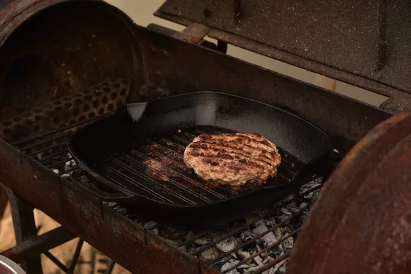野菜や牛肉で作られたハンバーガーの閉鎖 自家製バーガーを作る 自家製だ 食べ物の写真 — ストック写真