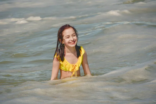 Meninas Bonitas Hora Verão Menina Fato Banho Férias Adolescente Menina  fotos, imagens de © kapinosova #432253304