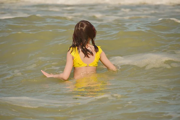 바다의 소녀의 초상화 시절의 수영복을 해변에 있습니다 대들은 바다에서 수영을 — 스톡 사진