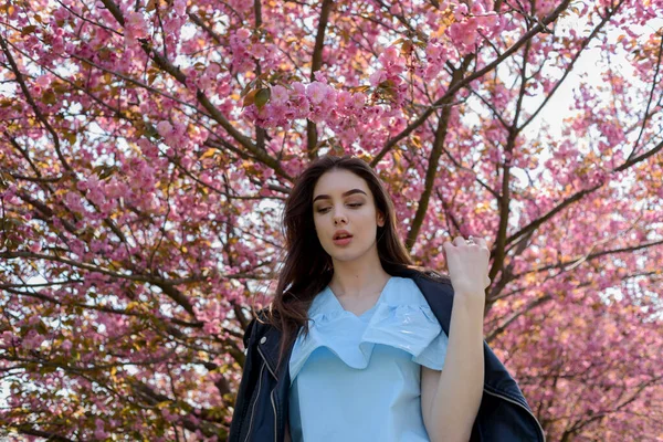 Giovane Bella Ragazza Con Capelli Lunghi Gode Bellezza Della Natura — Foto Stock